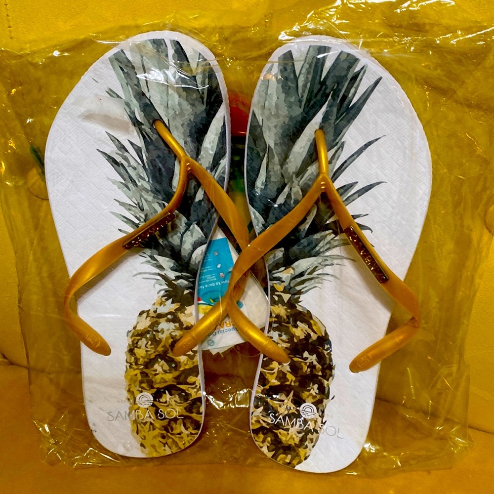 NWT! Samba Sol Pineapple flip flops